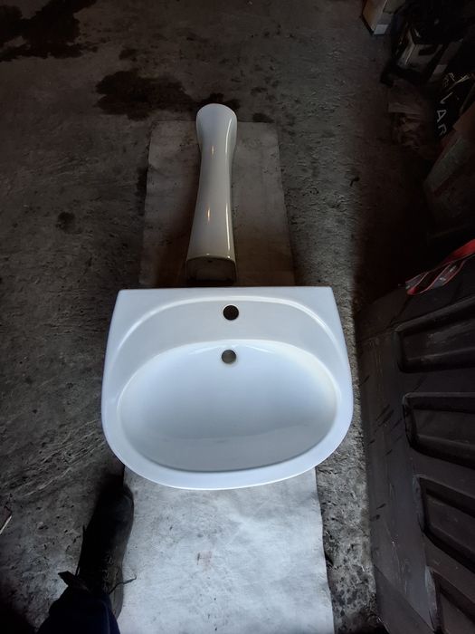 Sprzedam komplet  umywalkę z nogą w kolorze bialym