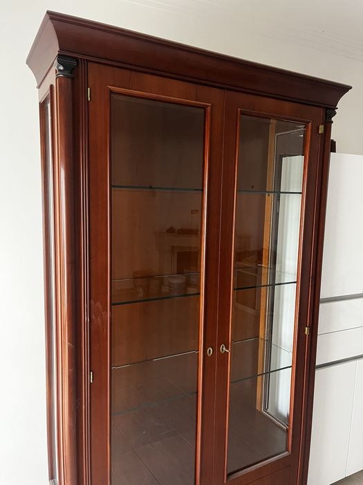 Cristaleira em madeira maciça com portas de vidro – excelente estado