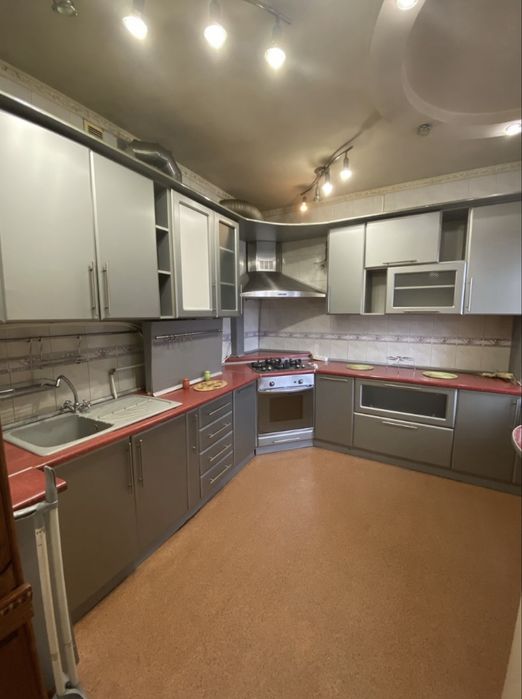 Продаю  4к будинок в Центрі