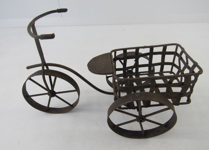 Miniaturowy trójkołowiec z koszem