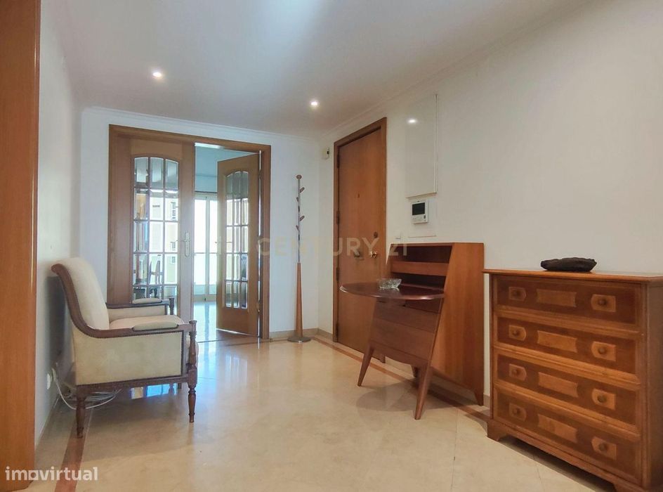 Amplo apartamento de 3 quartos com varandas panorâmicas em Almada, em