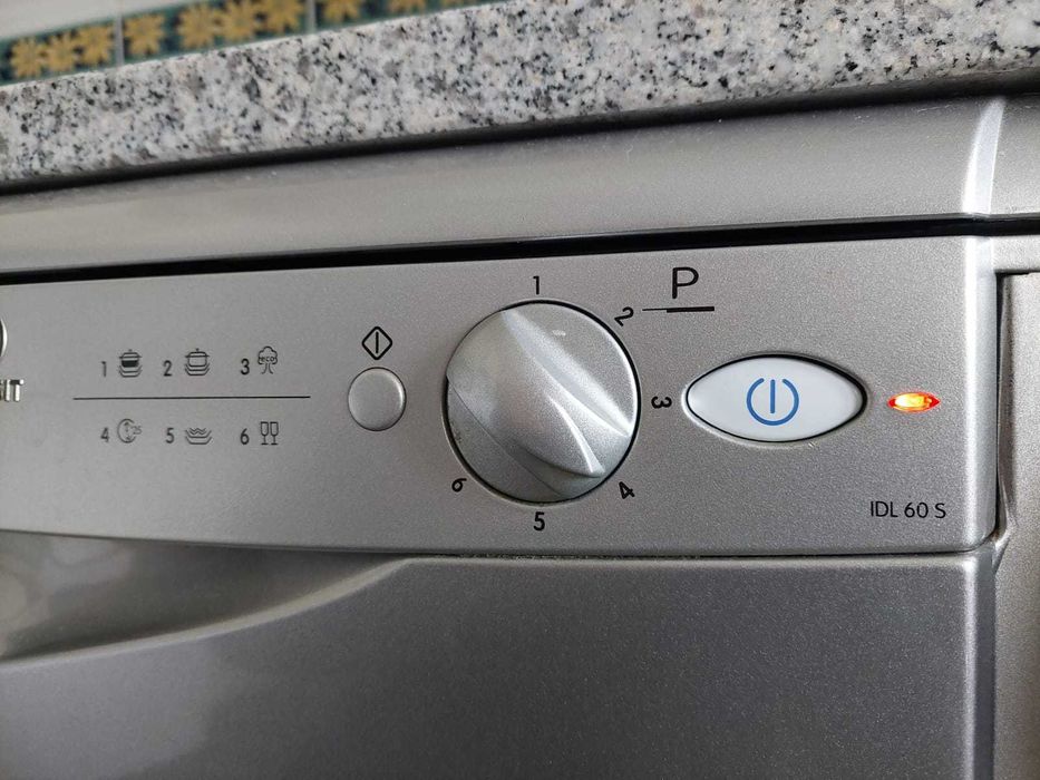 Máquina de lavar loiça INDESIT IDL 60 S - totalmente funcional