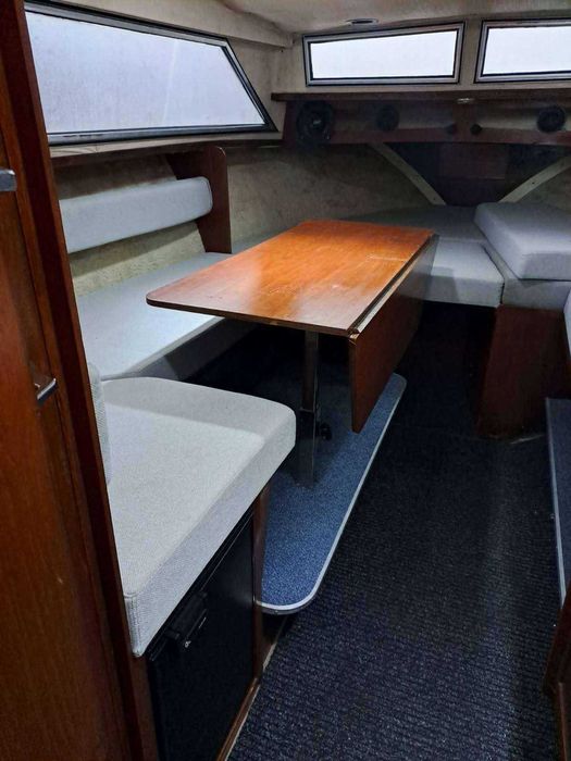 Łódź motorowa kabinowa