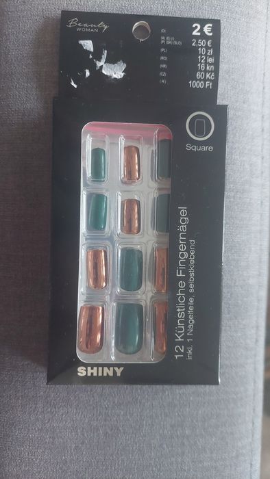 Samoprzylepne paznokcie