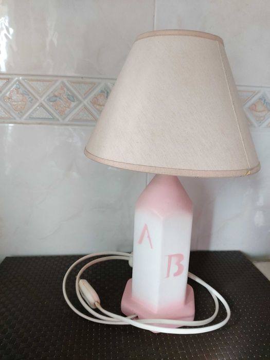 Candeeiro rosa com letras e números