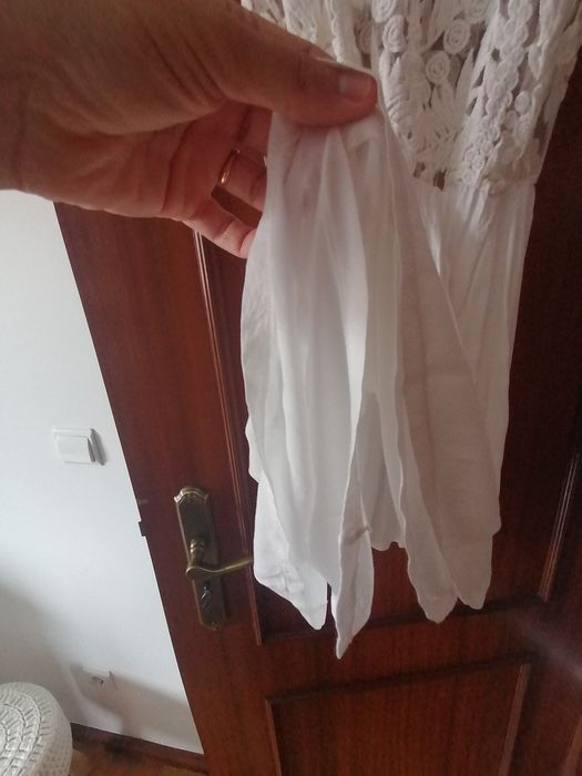 Vestido branco creme sem mangas de renda com forro saia. Bershka