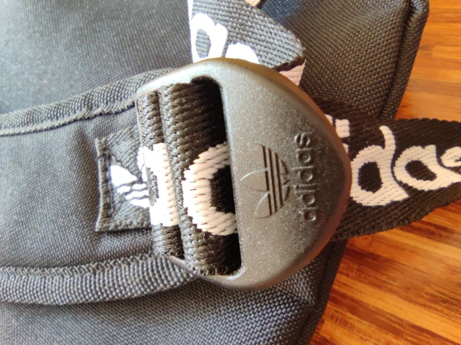Niepowtarzalny plecak Adidas Adicolor z haftowanymi taśmami z logo.