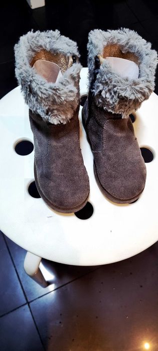 Botas cinzentas com pelinho , de menina