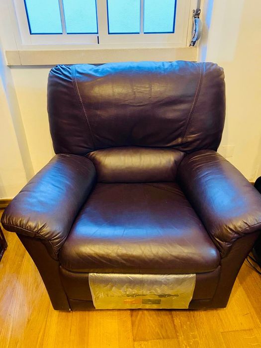 Dois sofás com levanta pés e reclináveis