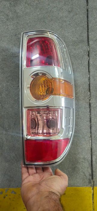 Farol Mazda bt 50 direito