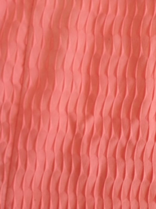 Brzoskwiniowa ołówkowa sukienka w tłoczony wzór