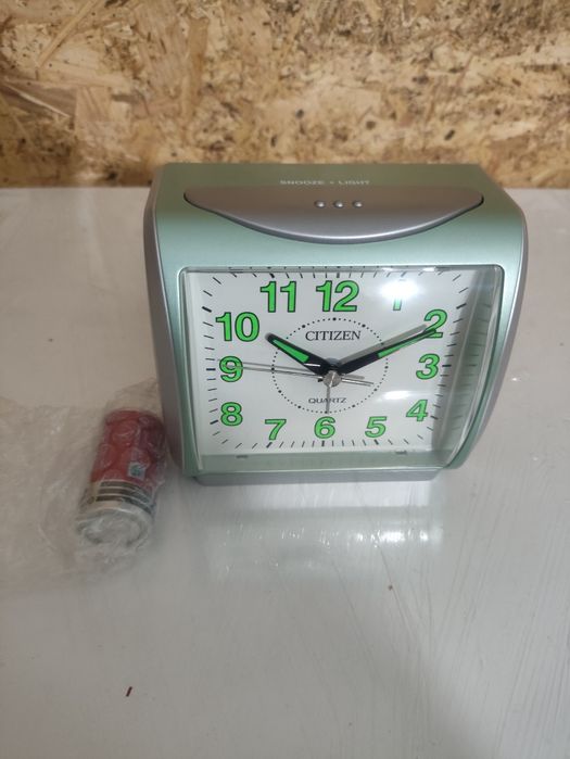 Relógio analógico despertador a pilhas. NOVO