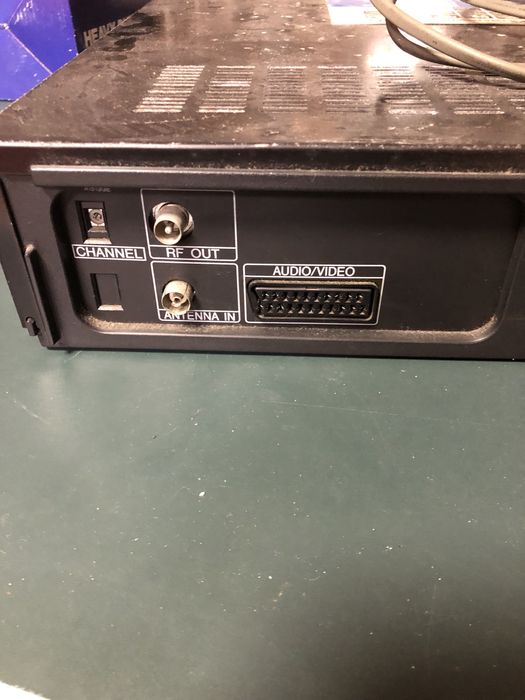 Leitor de cassetes VHS preto da marca SHARP