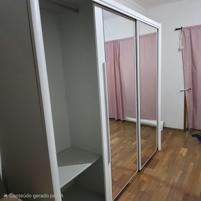 Roupeiro Branco com 3 portas de correr e espelho