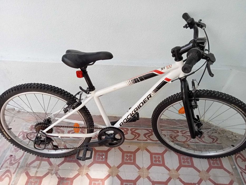 Bicicleta btt rockrider st100 (9-12 anos) roda 24" + capacete b100 rosa 52-54 cm