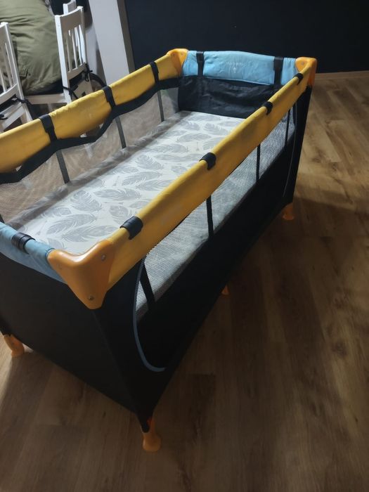 Łóżeczko turystyczne z materacem