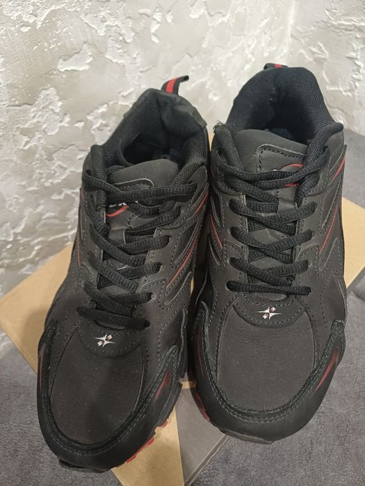 Продам кросівки BONA