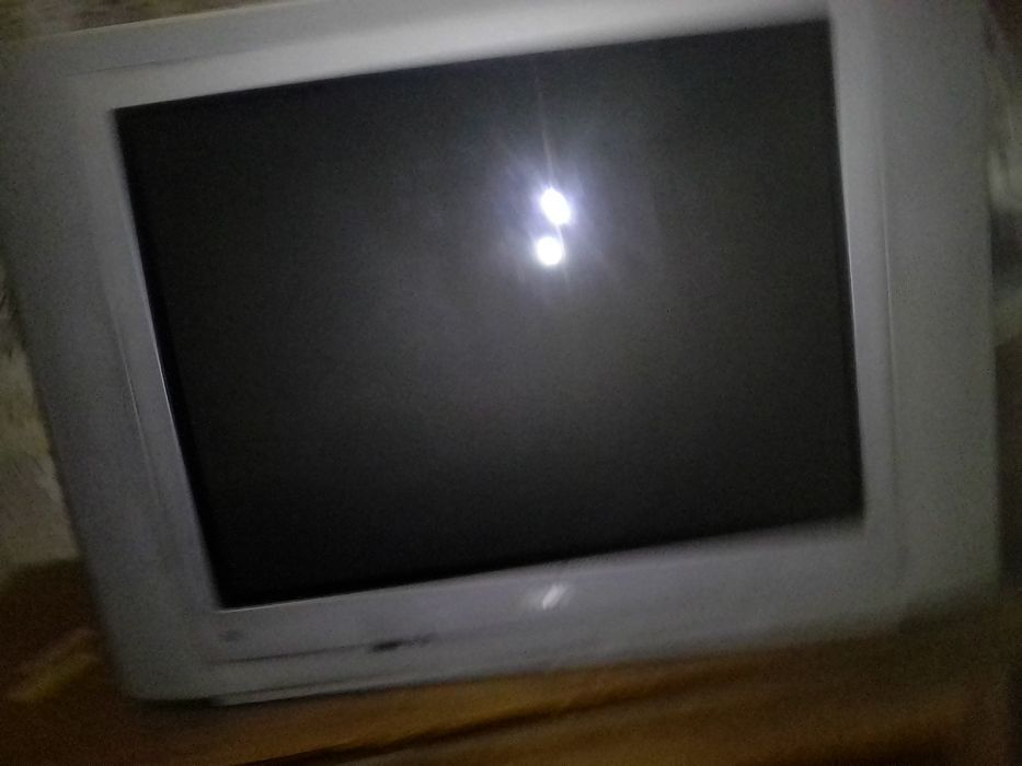 Меняю телевизор на ботинки.