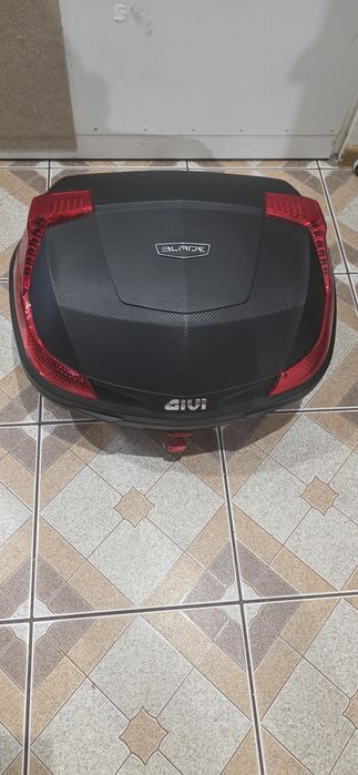 Kufer centralny GIVI B37 Blade Monolock 37L | Bez płyty | Kluczyk