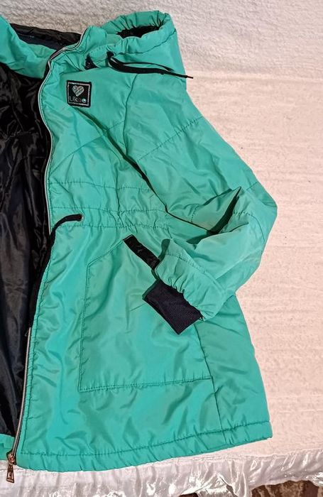 Дуже гарна куртка з капюшоном та карманами на 10-16 р.