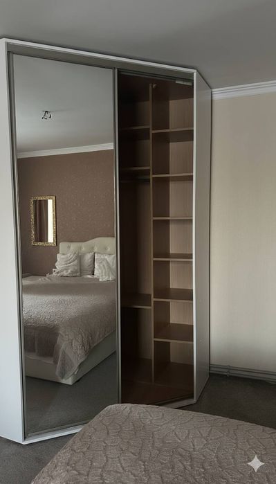 Шафа велика кутова, великі зеркала, полички