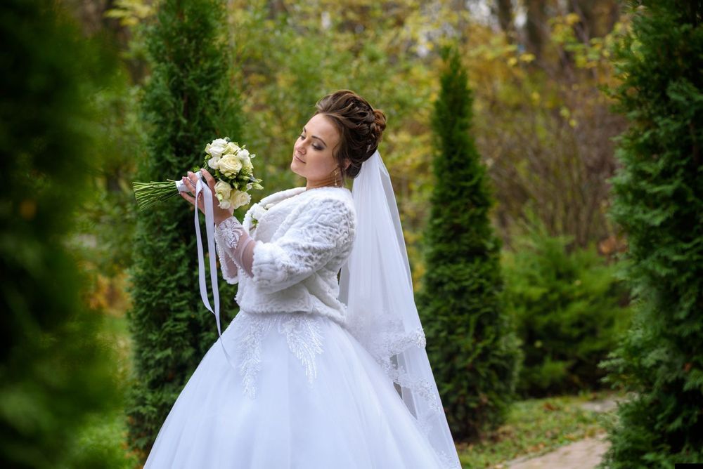 Продам весільну сукню! +Шубку, круги та чохол.