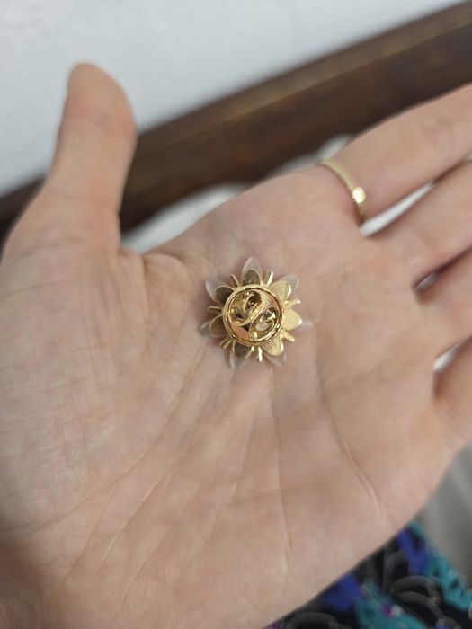 Złota broszka przypinka wpinka pin pins złoty kwiatek aesthetic