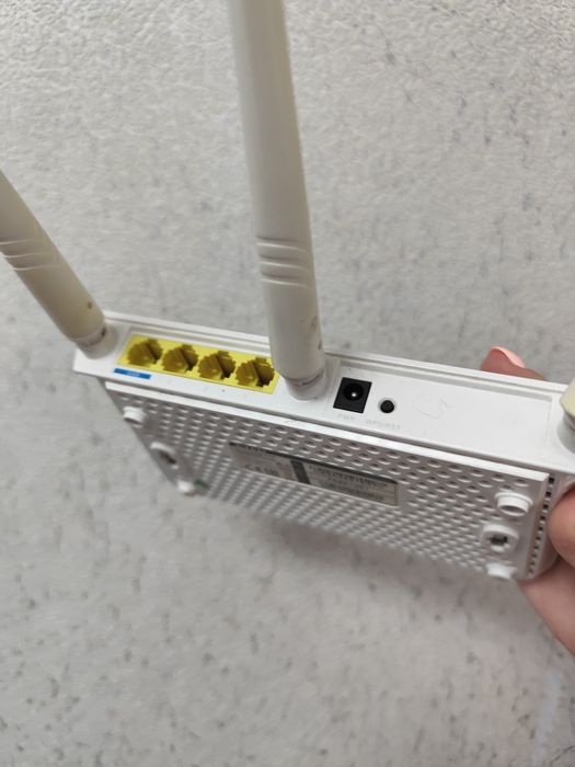 Продам роутер  tenda f3