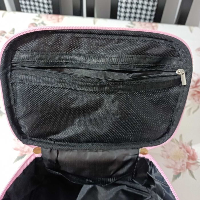 Duża, różowa kosmetyczka ze złotą nitką.