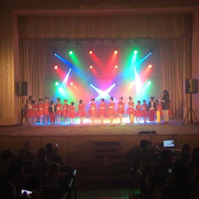 Сцена, світло, звук, металеві конструкції