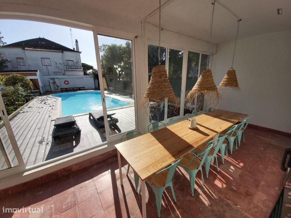 Quarto - localizado em Oeiras Lisbon