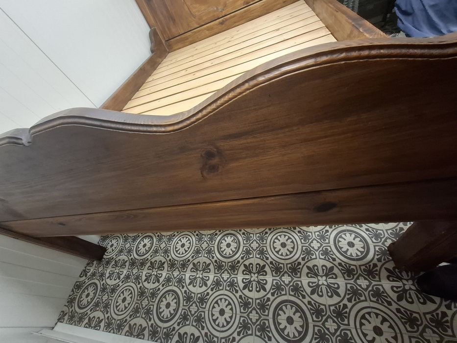 Łóżko sypialniane drewniane robione przez stolarza