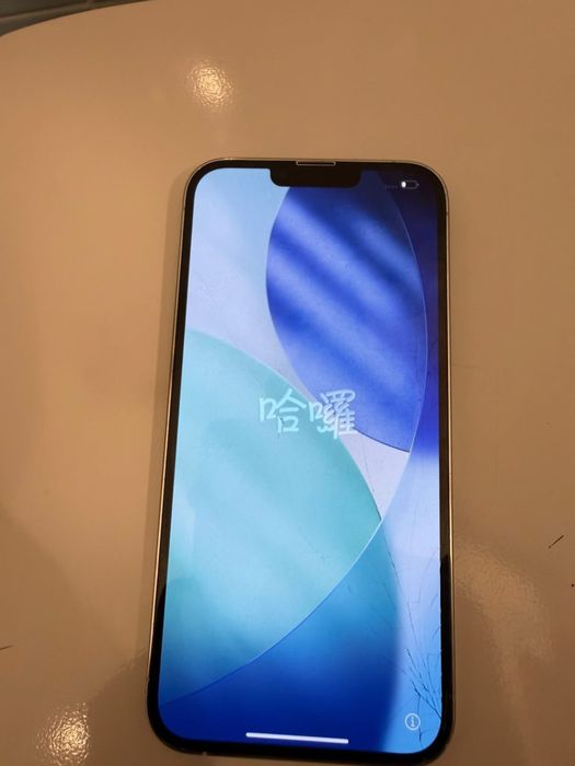 Iphone 13 promax com 81% de bataria e um quebradinho no ecrã mas esta tudo funcionando perfeitamente