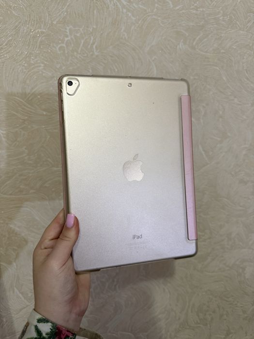 Планшет Айпад  + рожевий чохол