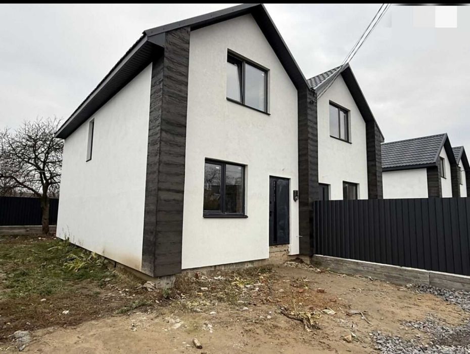 Просторий дуплекс з усіма комунікаціями по центральні вулиці Зарванець