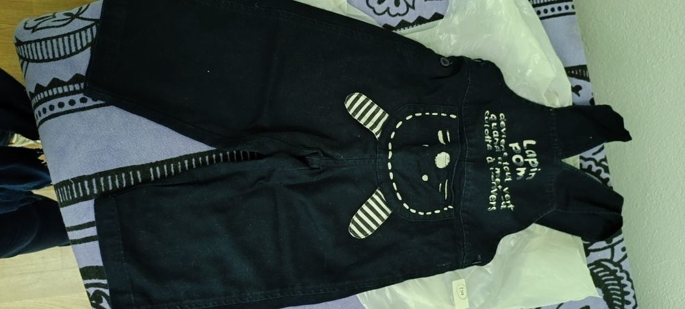 Calças jardineiras marca Chicco . Usado. Para 18 meses.