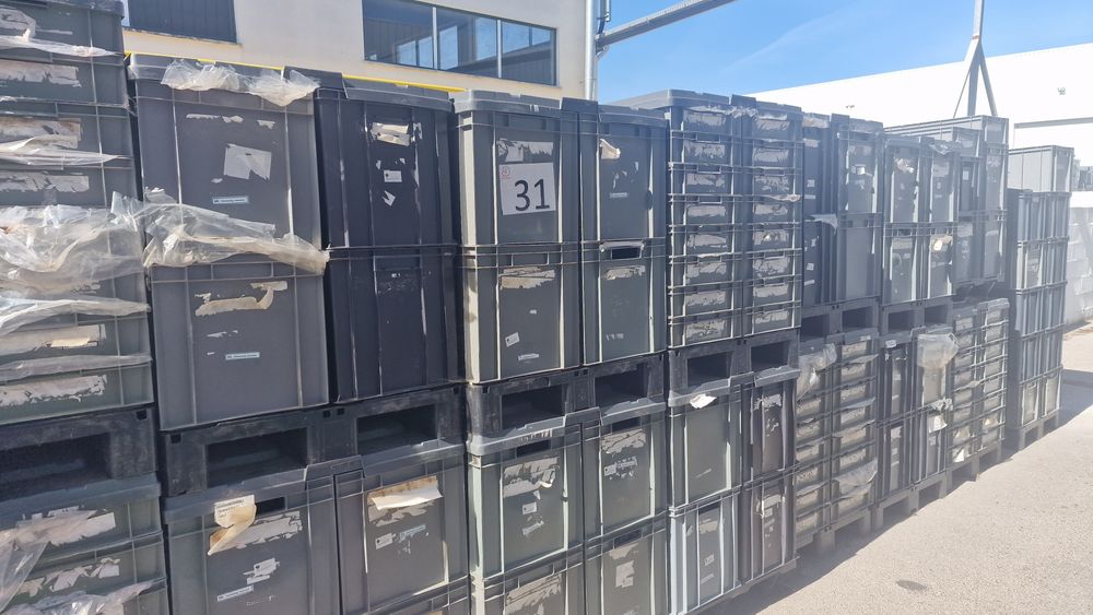 Caixas palotes em plástico com tampas