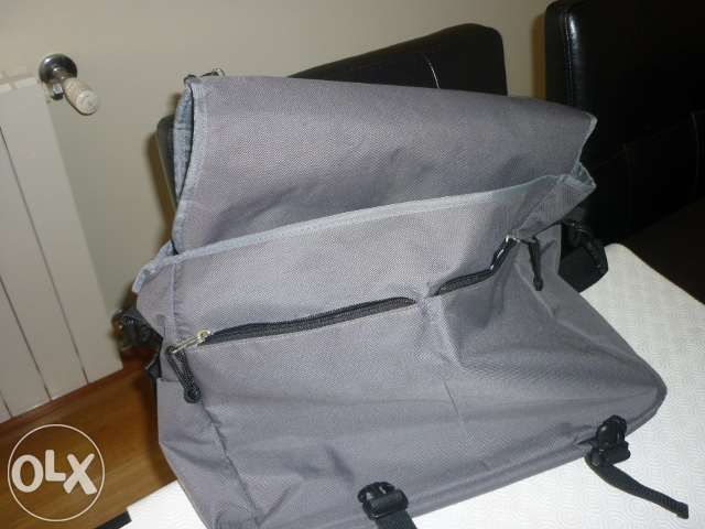 Mala multifunções cinzenta.