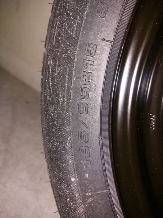 Roda suplente com pneu novo 185/65R15 + macaco e chave de rodas
