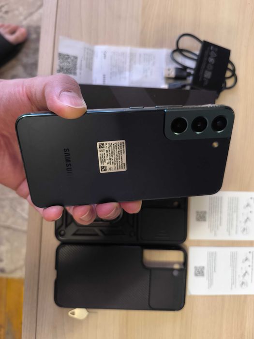 Мобильный телефон Samsung S22.На 256ГБ.Хорошее состояние!Есть чек.