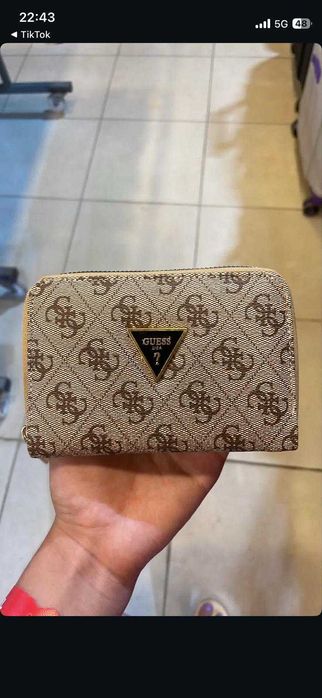 carteira da guess cor bege