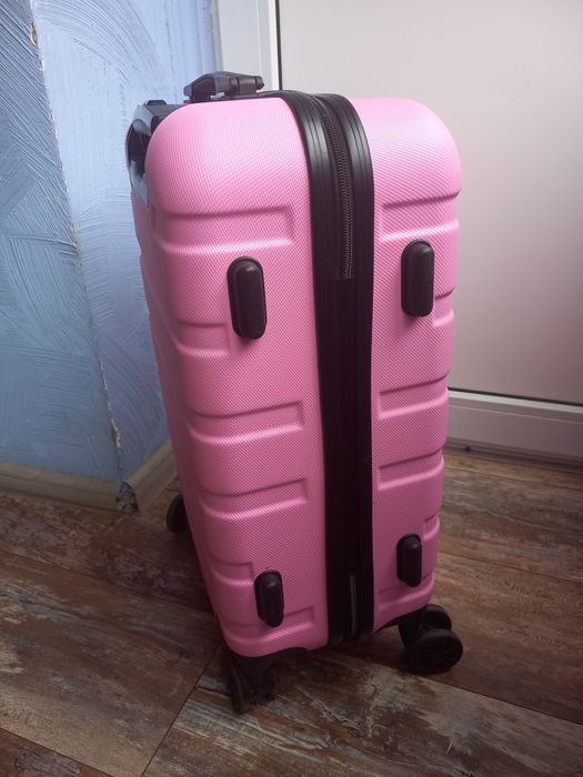 Валіза рожева з обертовими колесами