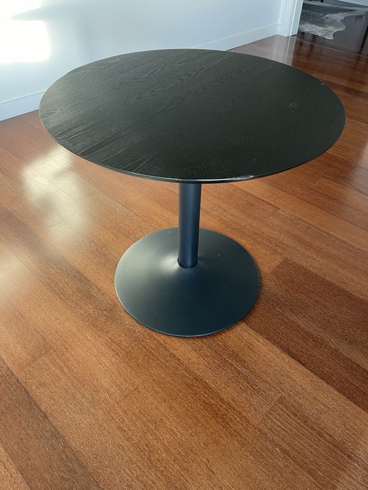 Mesa redonda de tampo de madeira e pé metálico