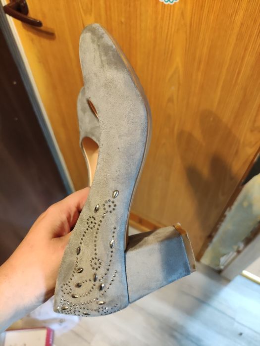 Buty na obcasie szare