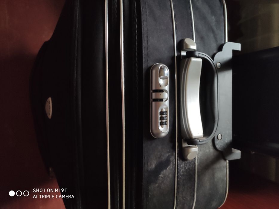 Продам дорожний чемодан