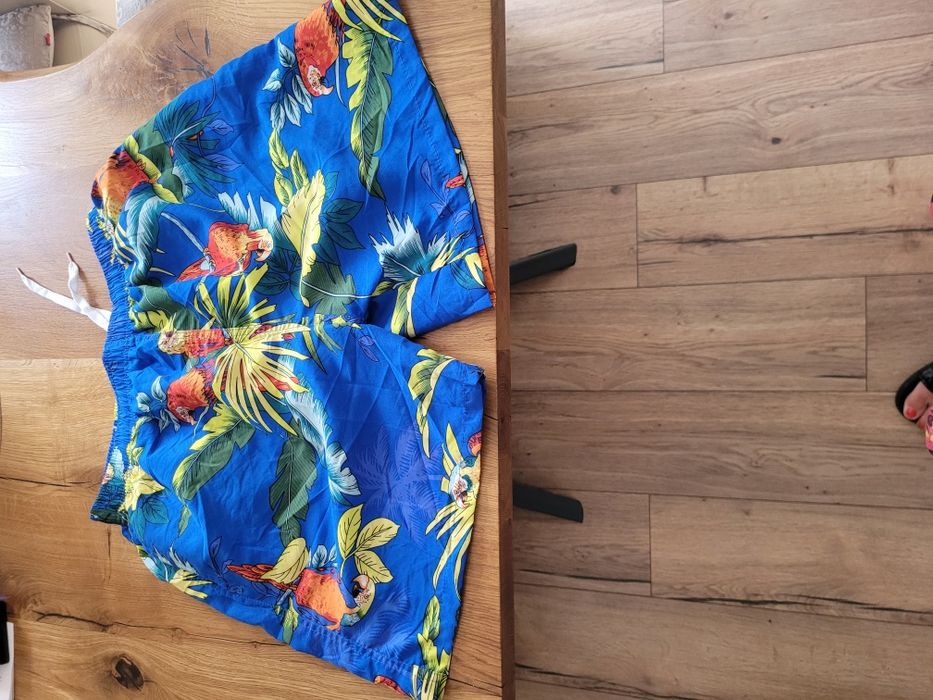 Przepiękne kąpielówki w papugi