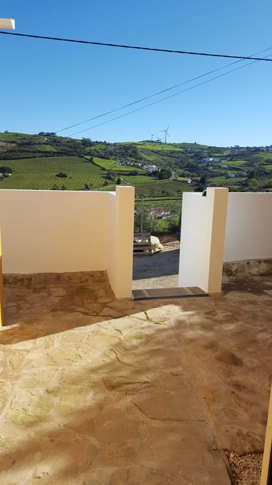 Moradia T3 independente com vista para quintas e vinhas.