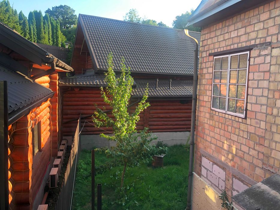 Продається будинок біля Голосіївського парку в оточенні озер.