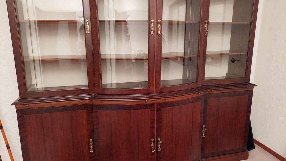 Móvel Vitrine em Nogueira