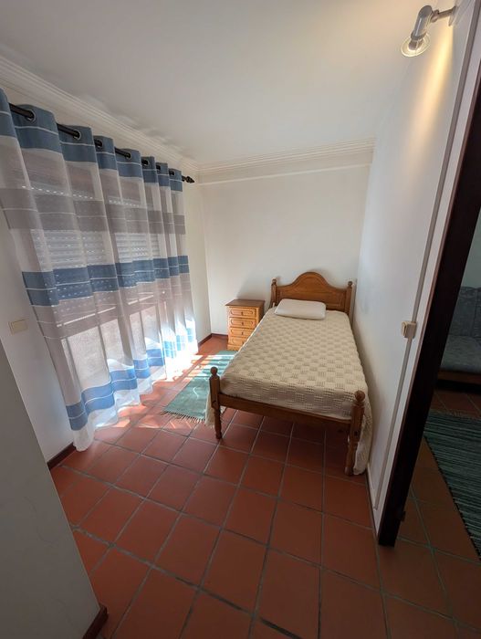 Quarto espaçoso para alugar a rapariga estudante da Universidade de Aveiro.